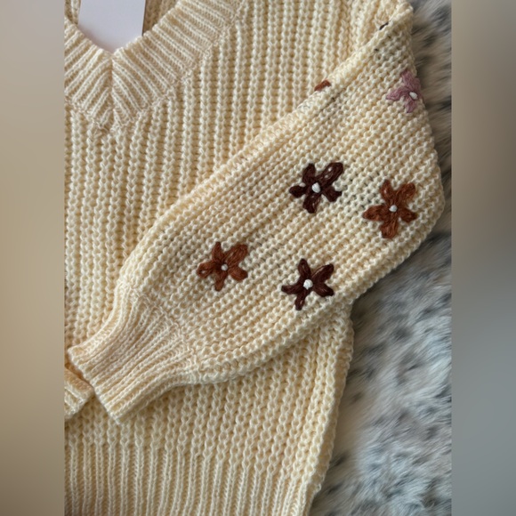 Ivory white cable knit v neck floral embroidered sleeve boho bohemian sweater - Picture 11 of 12